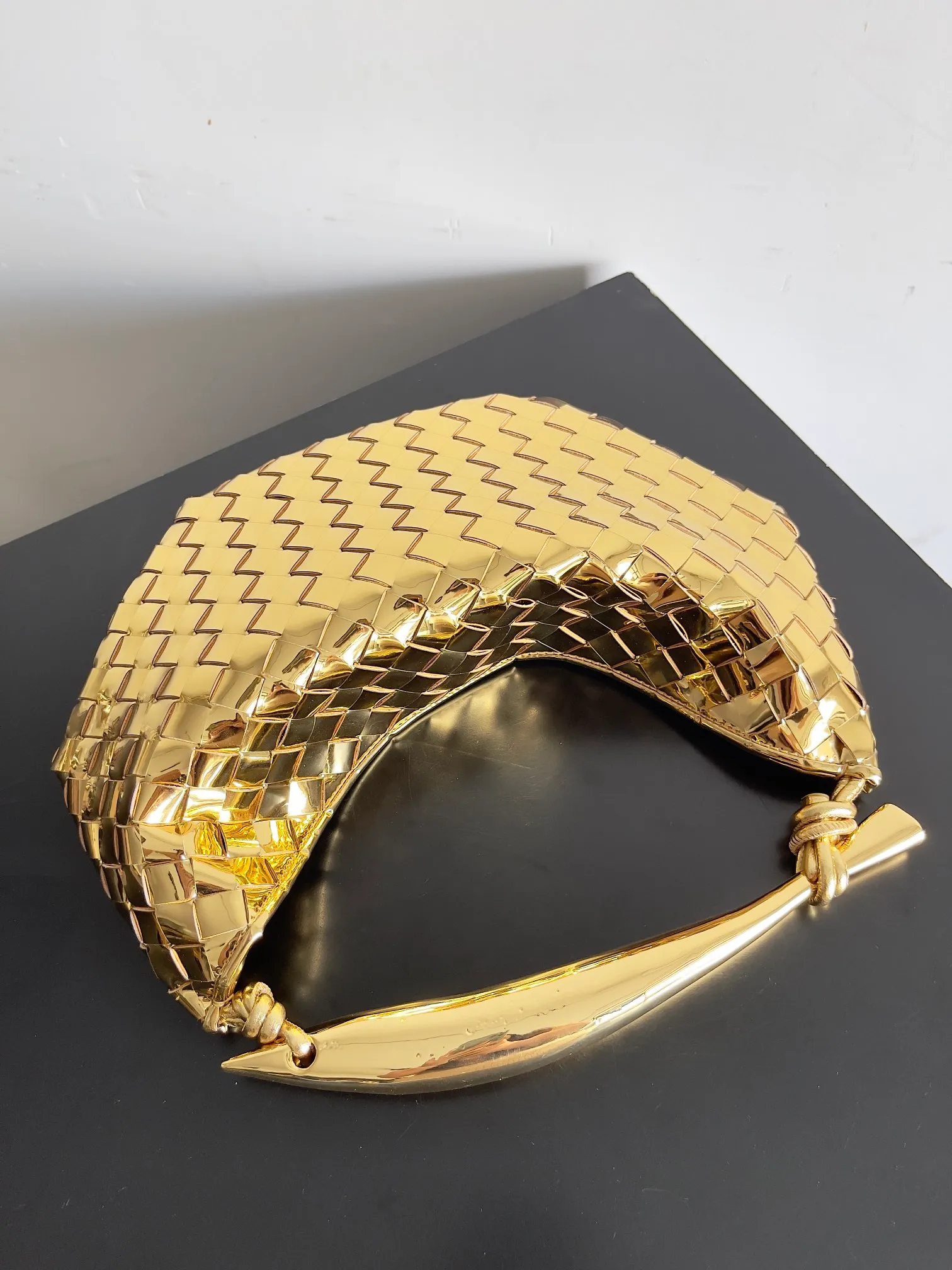 Batch 1860, ready to ship. Inspired by the 20th century modern sculptor Brancusi's work "Birds in the Sky". Muse brass handles, unique craftsmanship, make each handle unique, thus reflecting the precious sense of sculpture. Carrying Sardine in hand creates a high-end and modern look! The Sardine handbag uses Intrecciato weaving to highlight the inheritance of the brand's craftsmanship. The handle design forms a strong contrast and presents an artistic design concept. The finishing of the Muse brass decorative layer is completed by multiple processes. The exquisite craftsmanship makes each handle unique. Style number: 716082 Size: 36*3*24cm